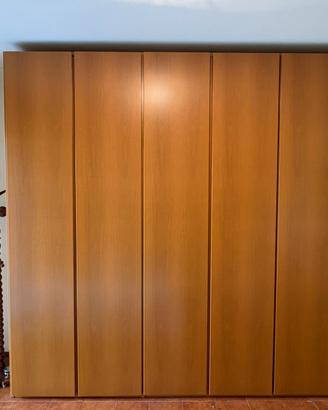 Armadio in legno per camera da letto