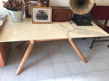 Tavolo design base marmo e gambe in legno