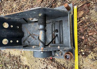 Elevatore ruota scorta  per fissaggio sotto camion