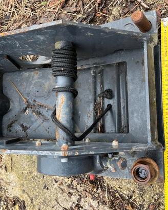 Elevatore ruota scorta  per fissaggio sotto camion