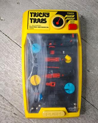 Triky traps Tomy