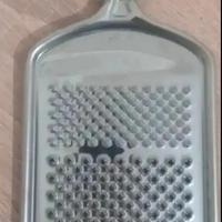 grattugia con manico di ceramica dipinto a mano 