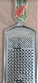 grattugia con manico di ceramica dipinto a mano 