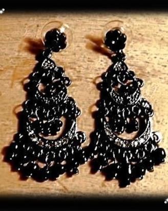 ORECCHINI *STILE ANTICATO* CON PERLINE NERE STRASS