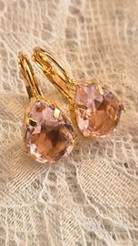 Orecchini pendenti color oro con Swarosky rosa