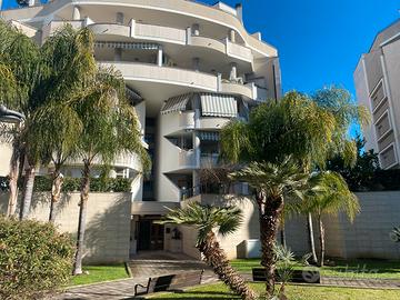 Piano rialzato con ampio patio esterno e garage