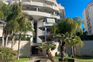 Piano rialzato con ampio patio esterno e garage