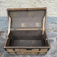 Bauletto in legno con chiusure in ferro