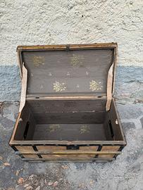 Bauletto in legno con chiusure in ferro