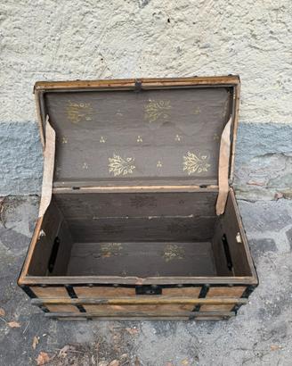 Bauletto in legno con chiusure in ferro