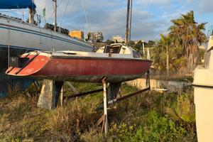 Barche a motore, vela e diversi invasi per vela