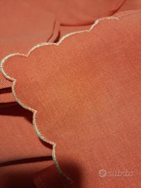 tovaglia rotonda in lino ricamata a mano 