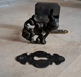 Componenti di un'antica serratura