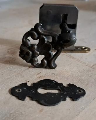 Componenti di un'antica serratura
