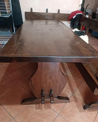 Tavolo e panche in legno massello
