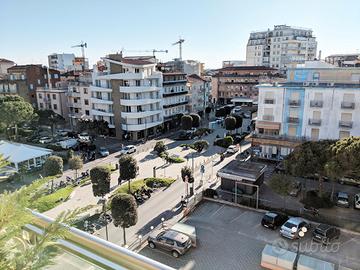 In centro, elegante, con terrazzo e posto auto