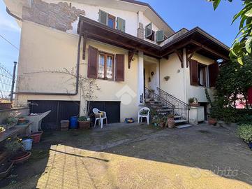 CASA SEMINDIPENDENTE A MASSA