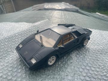 Lamborghini cuntach  nera polistil  scala 1/18