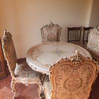 Tavolo con 4 sedie e credenza-buffet