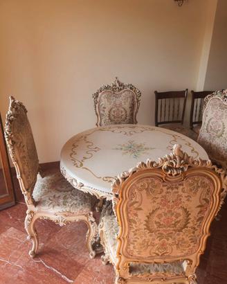 Tavolo con 4 sedie e credenza-buffet
