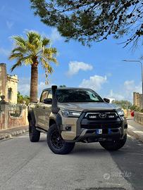 TOYOTA HILUX INVINCIBLE 2.8 DIESEL 4x4 AUTOMATICO