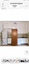 Cucina con elettrodomestici