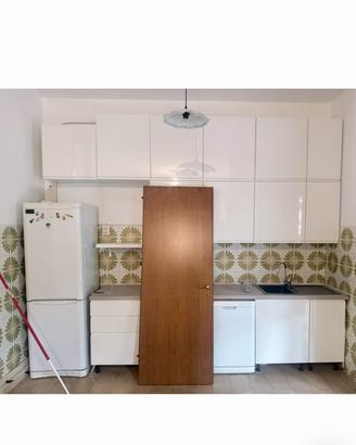 Cucina con elettrodomestici