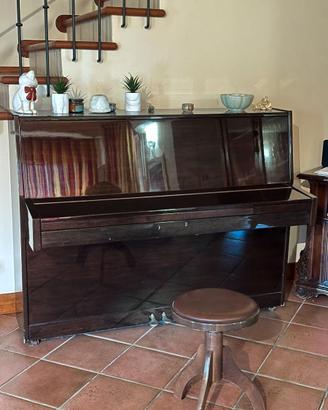 Pianoforte verticale Pearl River in legno lucido