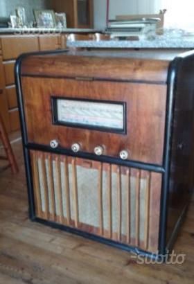 Radio valvolare con mobile