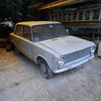 Fiat 124 berlina prima serie va in moto