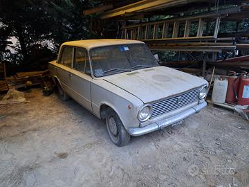 Fiat 124 berlina prima serie va in moto