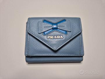 portafoglip prada bifold pelle azzurra