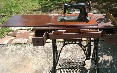 Macchina da cucire d'epoca SINGER