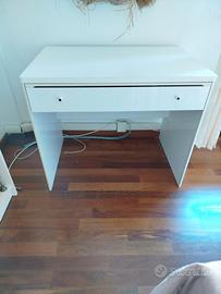 Scrivania in legno laccato bianco 