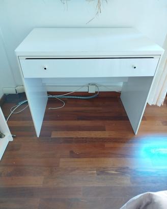 Scrivania in legno laccato bianco 