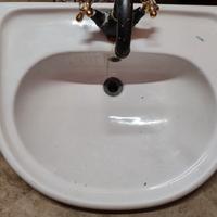 Lavandino con rubinetto
