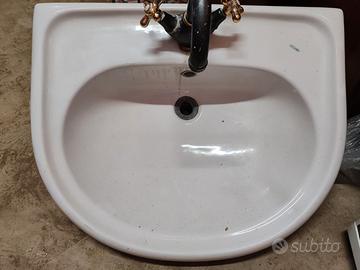 Lavandino con rubinetto