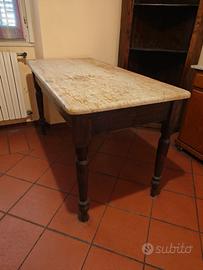 Tavolo con piano in marmo