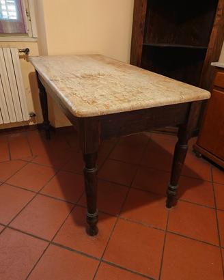 Tavolo con piano in marmo