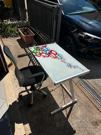 Scrivania e sedia