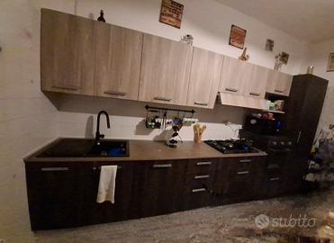  cucina lineare tenuta bene 