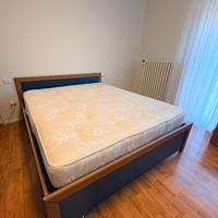 Letto matrimoniale blu e materasso in omaggio