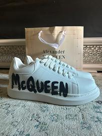 Scarpe Alexander McQueen con scritta laterale