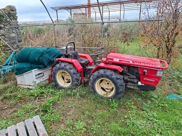 Trattore corredato di attrezzature