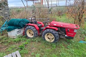 Trattore corredato di attrezzature