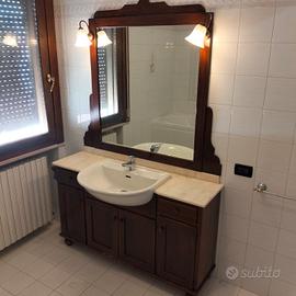 Mobile bagno con  lavandino   e specchio.