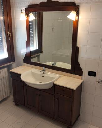Mobile bagno con  lavandino   e specchio.