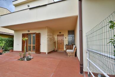 Villa a schiera con garage e corte esterna, Tempoc