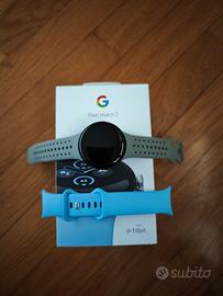 Google Pixel Watch 2 con due cinturini originali