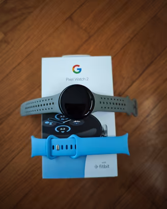 Google Pixel Watch 2 con due cinturini originali